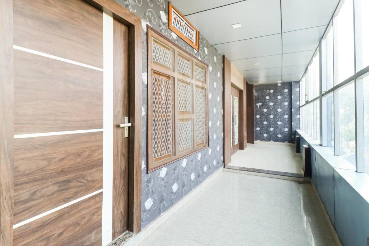 Oyo 6908 Hotel Royal City Āzamgarh Buitenkant foto
